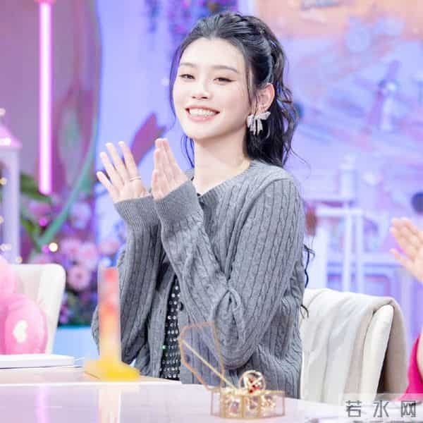 奚梦瑶好奢侈，背79万的包陪儿女游玩，女儿萌宠可爱大长腿