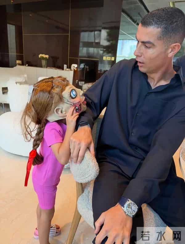 乔治娜又炫富，alo限量包上挂着labubu，她躺在私人飞机的大床上