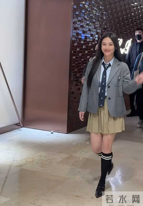 马思纯现身南京德基被偶遇 黑长直配学院装超活力 妥妥清纯女大模样
