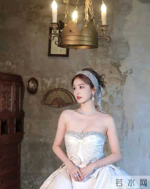 白露摸胸礼服，这身材也太棒了，好美
