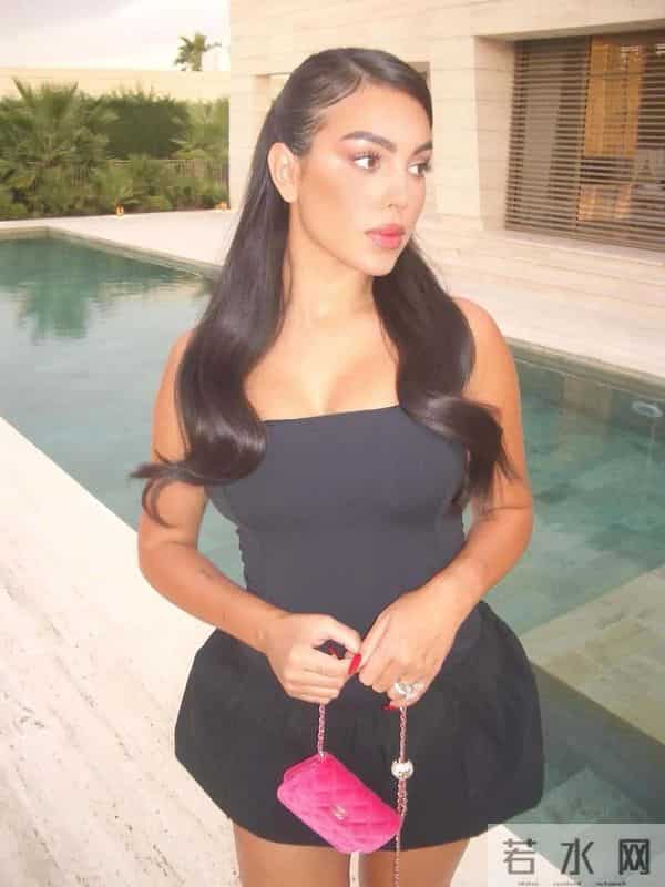 乔治娜又炫富，alo限量包上挂着labubu，她躺在私人飞机的大床上