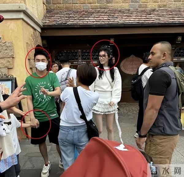 迪士尼偶遇何猷君一家，4岁女儿背1.7万挎包，奚梦瑶本人美到失语