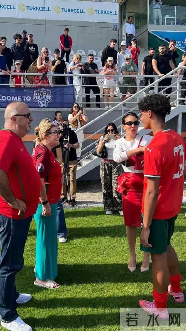 乔治娜又炫富，alo限量包上挂着labubu，她躺在私人飞机的大床上