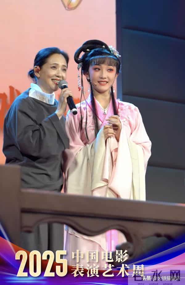 看63岁林芳兵和59岁陶慧敏，才知上了年纪，会打扮比好身材更重要