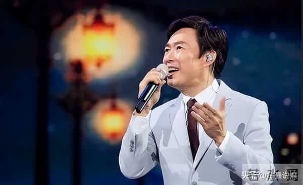 费玉清现状！70岁无儿无女独居，和61岁闺蜜相依为伴