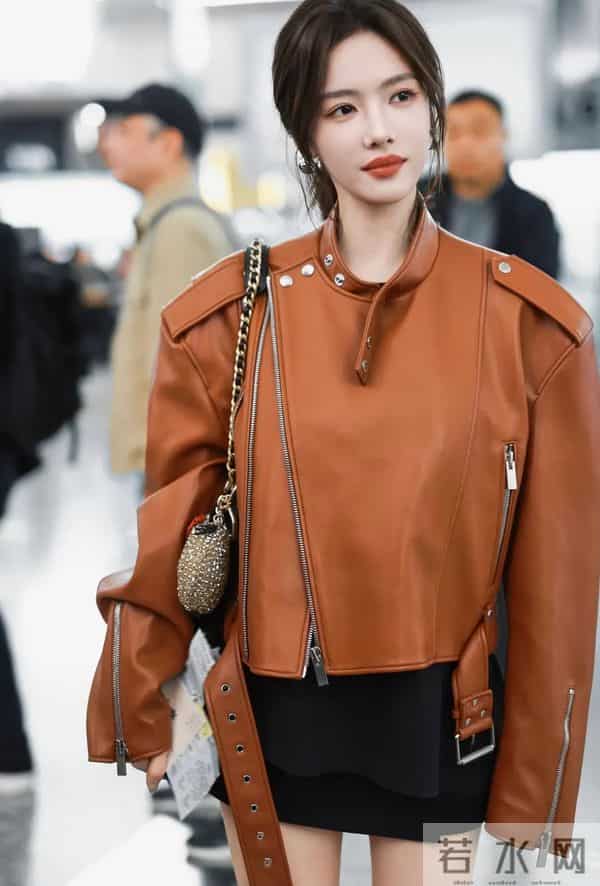 蔡文静现身机场，皮衣搭配短裙酷飒甜美！
