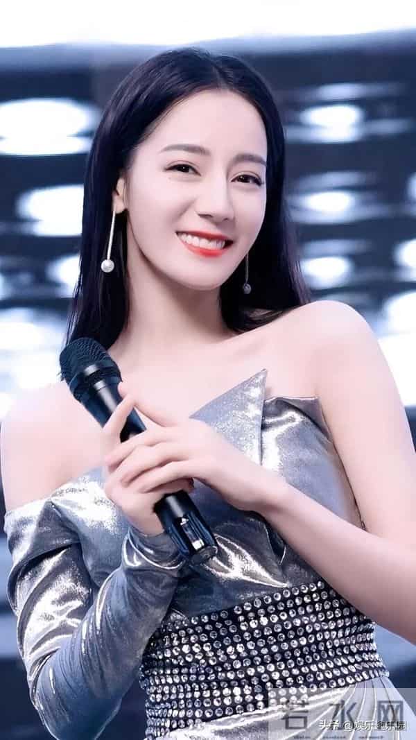 谁能扛住迪丽热巴的颜值暴击？白裙娇俏、红裙明艳，脚链细节…