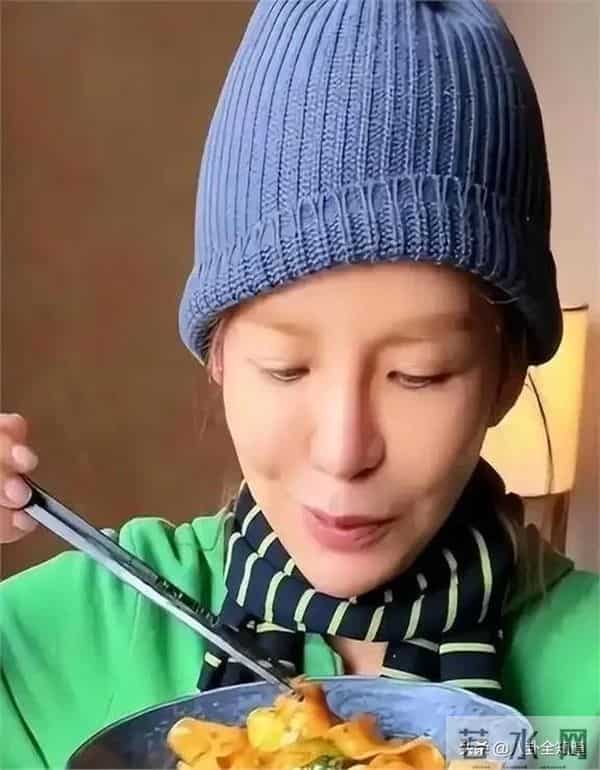 52岁朱迅现身上海，生图皱纹多到浓妆遮不住，头顶长了白发显沧桑