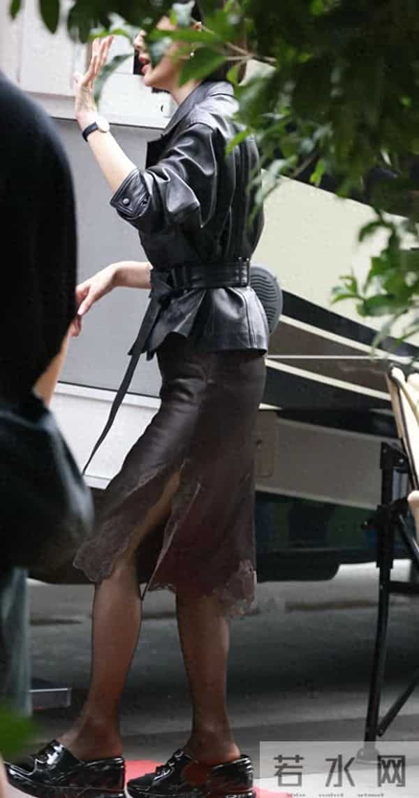 穿皮衣黑丝的秦岚，御姐气质拉满！