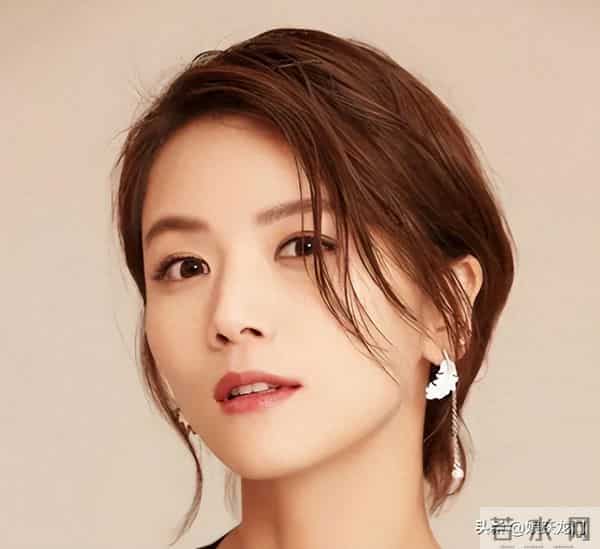 陈思诚爱她，王凯陪伴着她，41岁的她活成了人人羡慕的大女主！