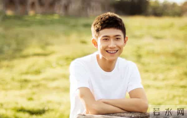 人到中年老来俏，张一山“发腮”惊艳众人，网友：杨紫得避嫌了