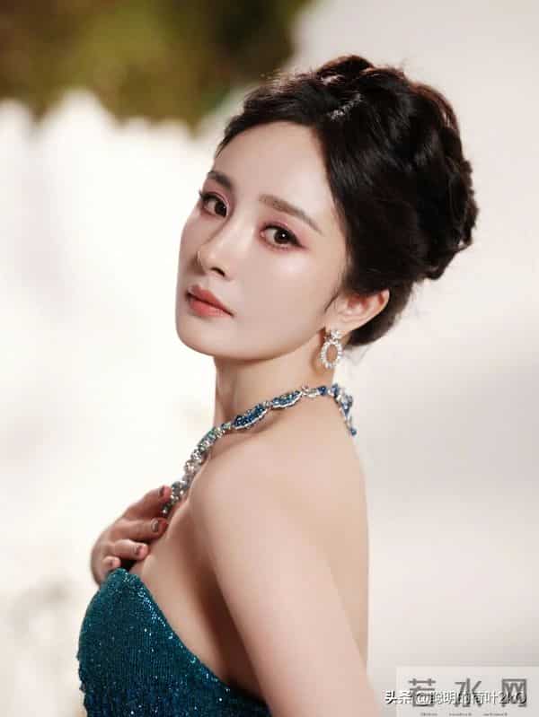 杨幂蓝孔雀女王造型，太美了