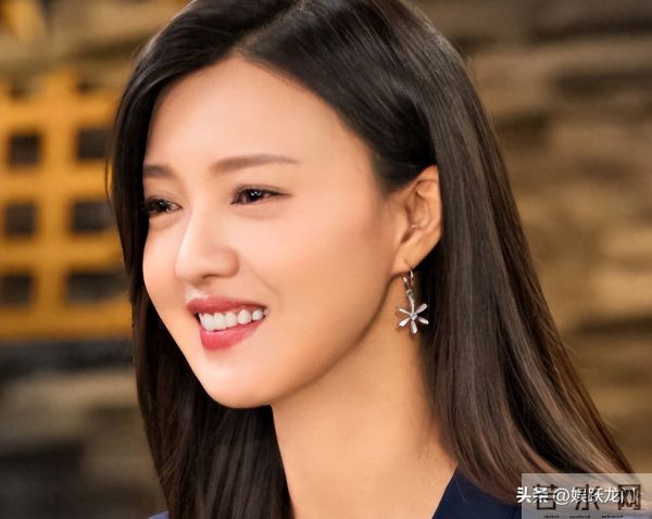 赵宝刚把她“当宝”，孙红雷对她“关爱有加”，48岁她真让人羡慕