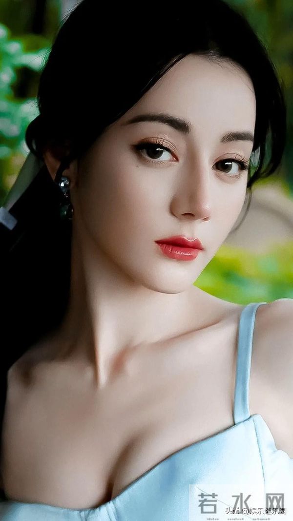 谁能扛住迪丽热巴的颜值暴击？白裙娇俏、红裙明艳，脚链细节…