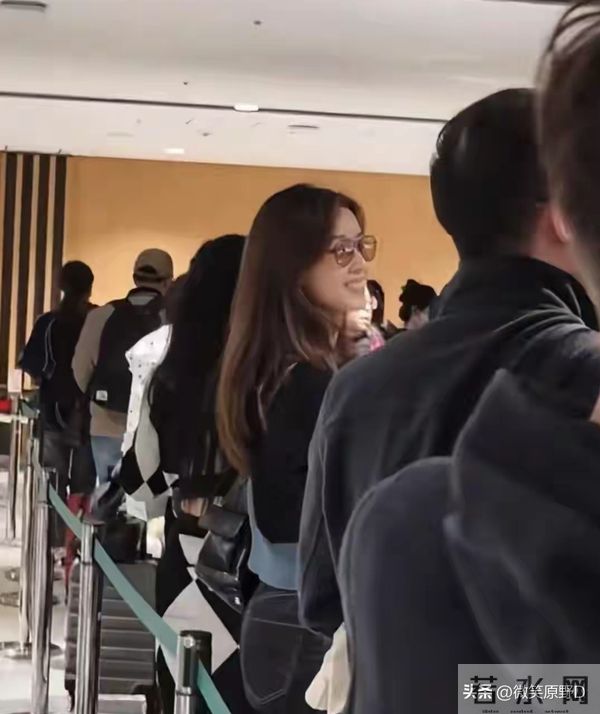 网友日本机场偶遇章泽天，戴眼镜超美气质绝
