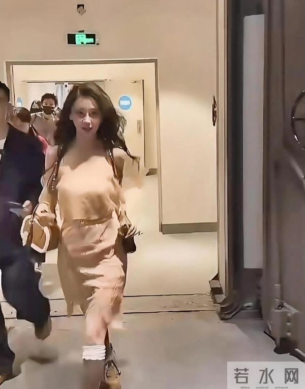 别再被杨颖骗啦，这才是她真实身材