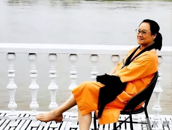 原来他俩是夫妻，家里家外老婆是领导，68岁住大别墅仍坚持拍戏