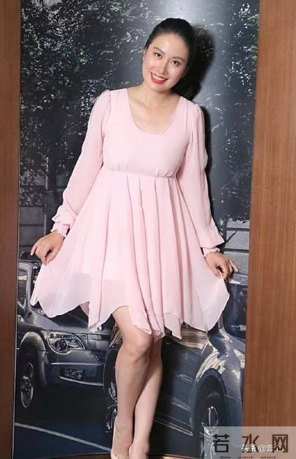 叶璇是岁月沉淀的从容与妩媚，一颦一笑皆有韵味