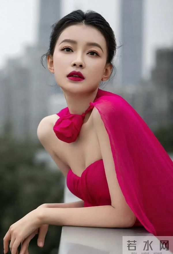 孙怡一袭玫粉色抹胸披肩开衩式礼服裙，身材火辣美腿更是美的撩人