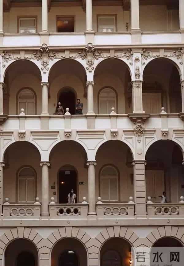 李小萌一家国外度假，两个儿子暴风抽高，都肉嘟嘟的太可爱了