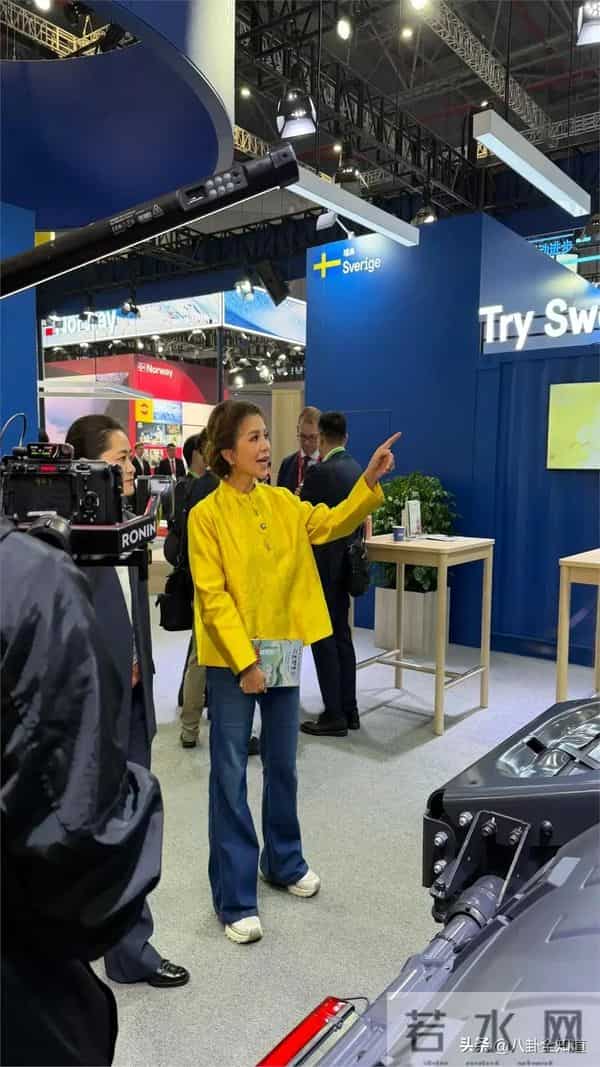 52岁朱迅现身上海，生图皱纹多到浓妆遮不住，头顶长了白发显沧桑