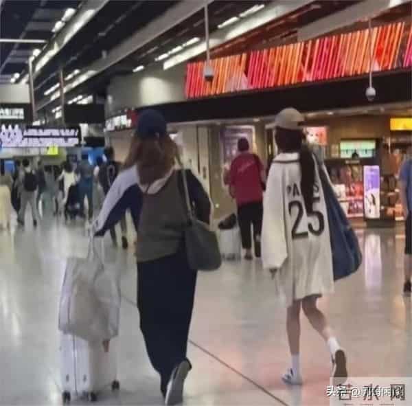 38岁杨幂香港被偶遇!头发潦草背超大包包,低调去看望女儿小糯米