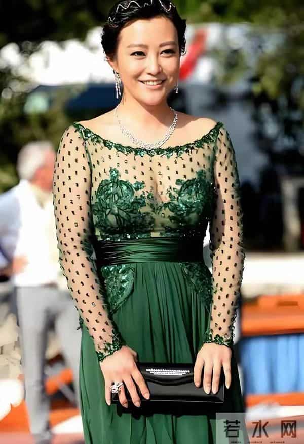 郝蕾太丰满了穿绒衣扣子都撑开了如果扣子突然破了那就十分尴尬了