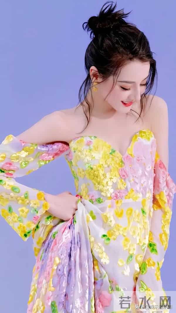谁能扛住迪丽热巴的颜值暴击？白裙娇俏、红裙明艳，脚链细节…