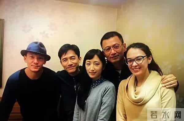 王家卫不戴墨镜，原来长这样，平时在公开场合王导基本都是戴墨镜