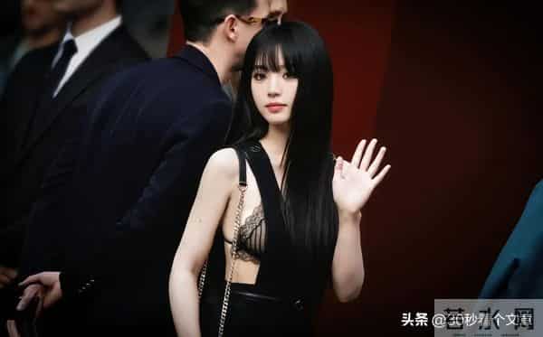 甜妹也能这么野？田曦薇米兰时装周内衣外露，风格颠覆引全网狂赞