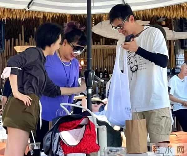 胡歌推婴儿车在上海乐高2岁女儿小茉莉 也在走人均3000元的vip通道