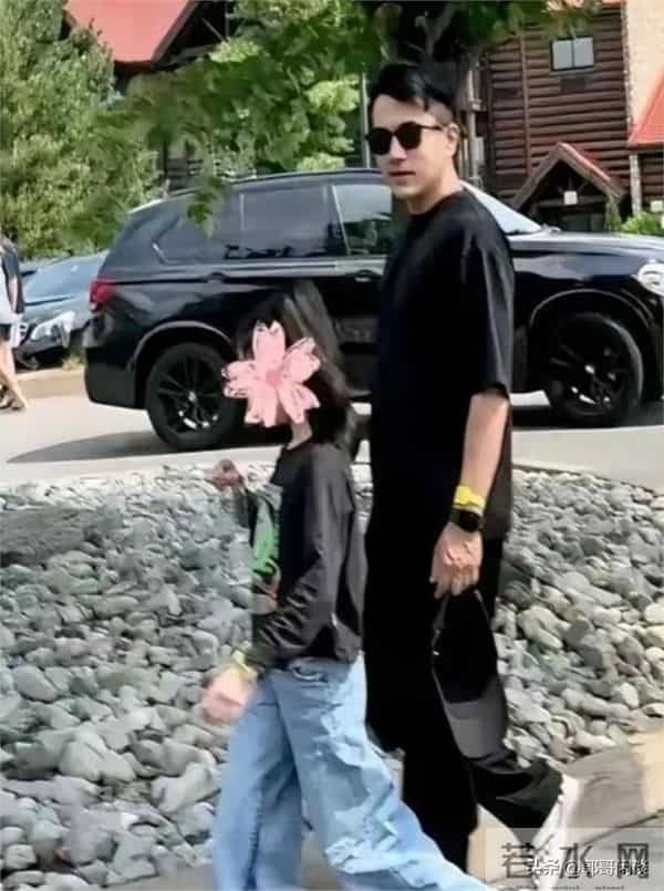 38岁杨幂香港被偶遇!头发潦草背超大包包,低调去看望女儿小糯米