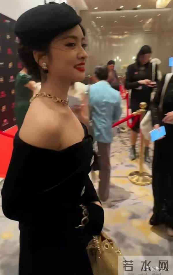 沈月在线下被偶遇，她真的好美啊，穿着抹胸裙，皮肤白皙 太亮眼了