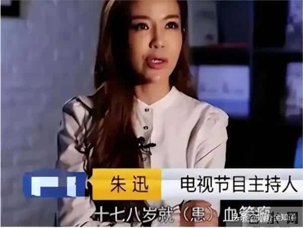 52岁朱迅现身上海，生图皱纹多到浓妆遮不住，头顶长了白发显沧桑