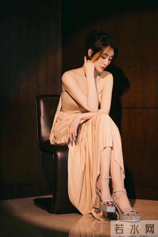 李小冉氛围感大片，裸色长裙展现迷人魅力