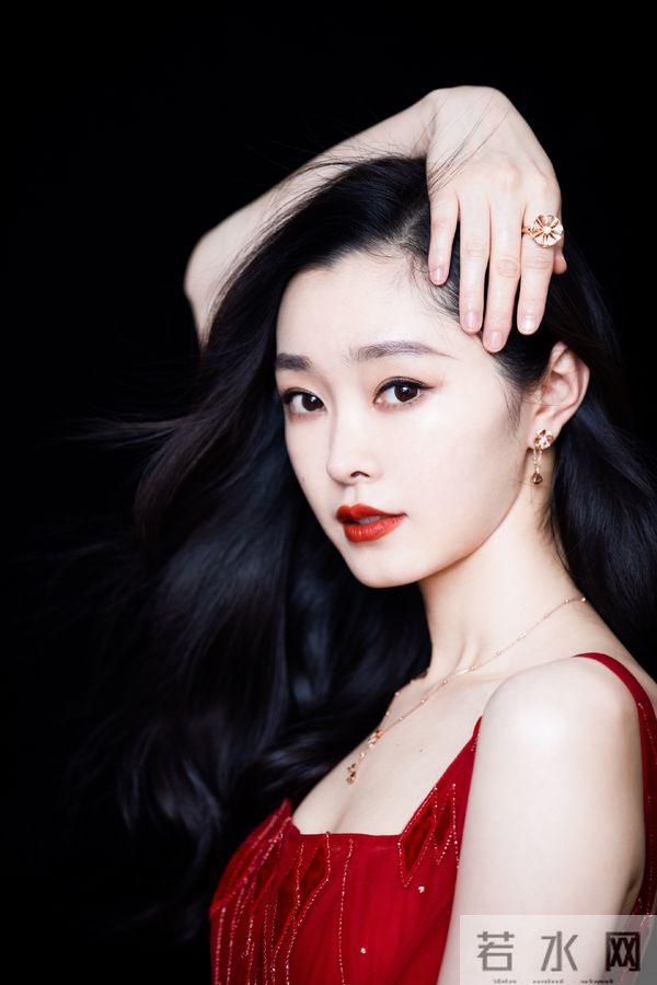 宋轶红色裙造型，东方美学的极致浪漫