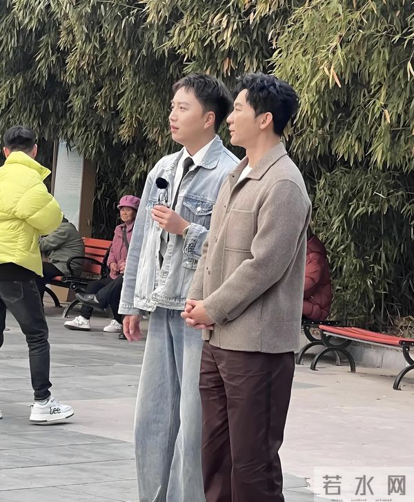 46岁李晨北京公园被偶遇，帅气有型魅力足，引得一群大妈热情围观