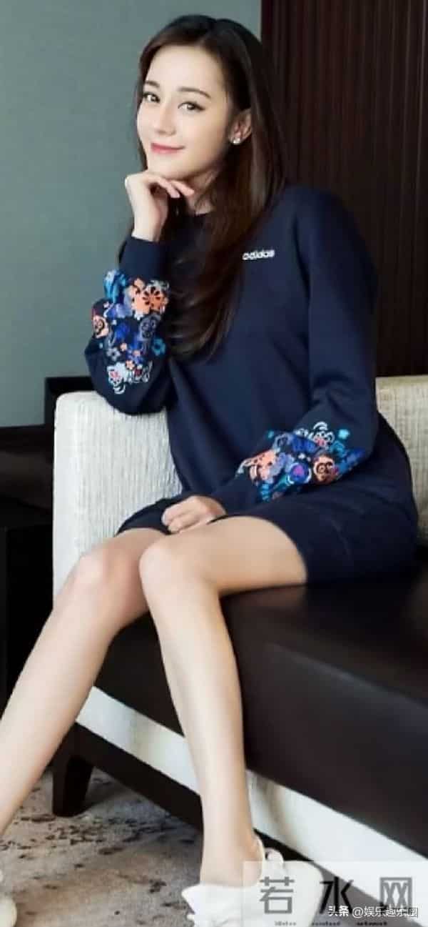 谁能扛住迪丽热巴的颜值暴击？白裙娇俏、红裙明艳，脚链细节…