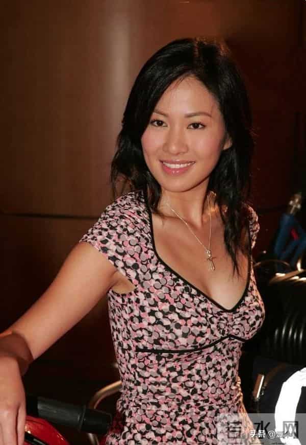 叶璇是岁月沉淀的从容与妩媚，一颦一笑皆有韵味