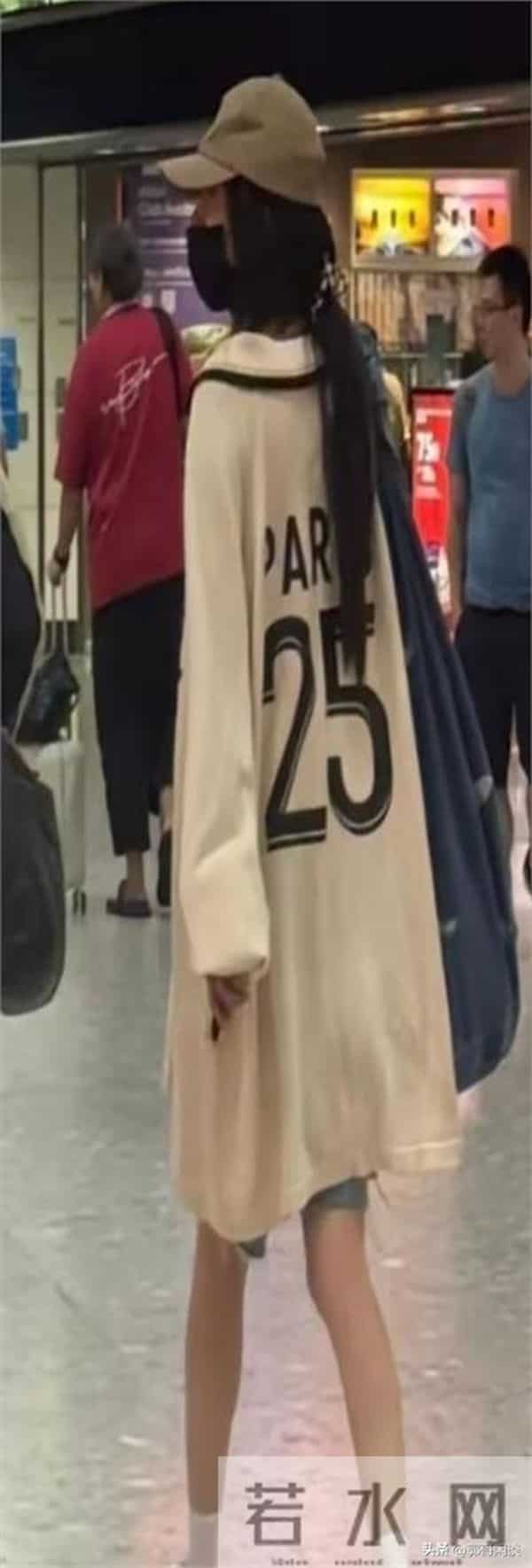 38岁杨幂香港被偶遇!头发潦草背超大包包,低调去看望女儿小糯米