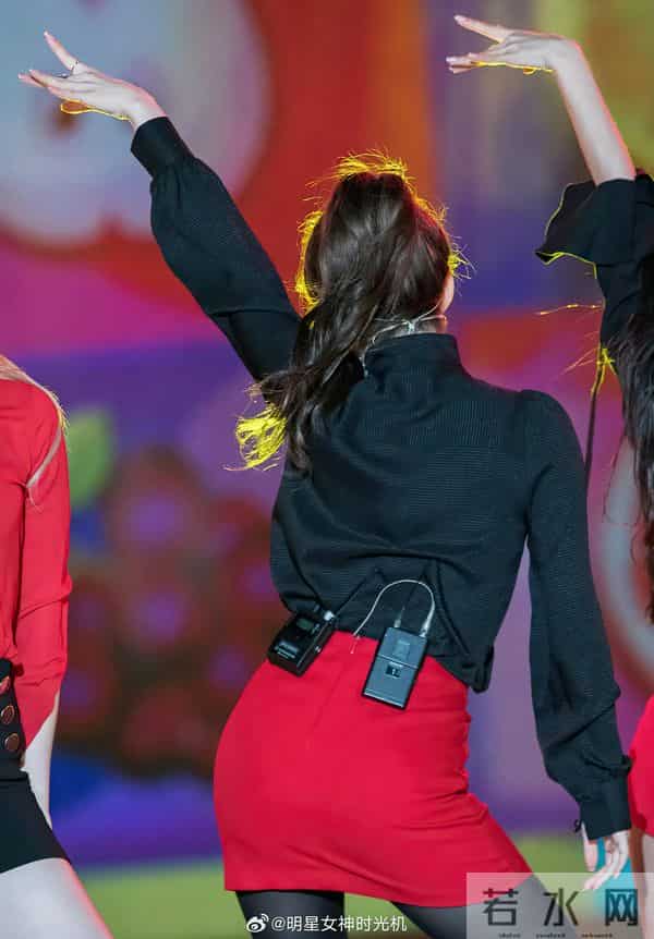 裴珠泫大胆的厚黑裤袜很性感，这个黑色上衣配红色短裙无敌