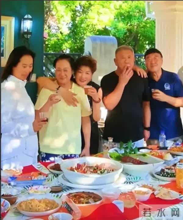 原来他俩是夫妻，家里家外老婆是领导，68岁住大别墅仍坚持拍戏