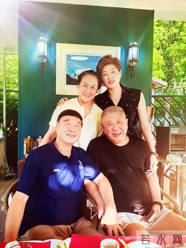 原来他俩是夫妻，家里家外老婆是领导，68岁住大别墅仍坚持拍戏