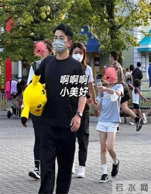 38岁杨幂香港被偶遇!头发潦草背超大包包,低调去看望女儿小糯米