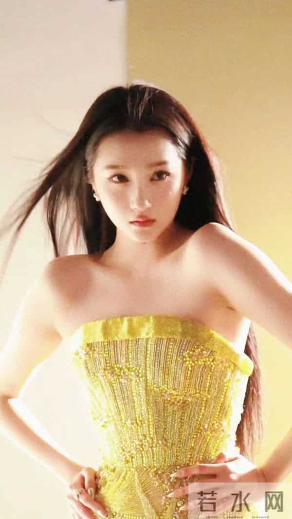 关晓彤长大了，现在走性感路线了，美得像换了个人一样