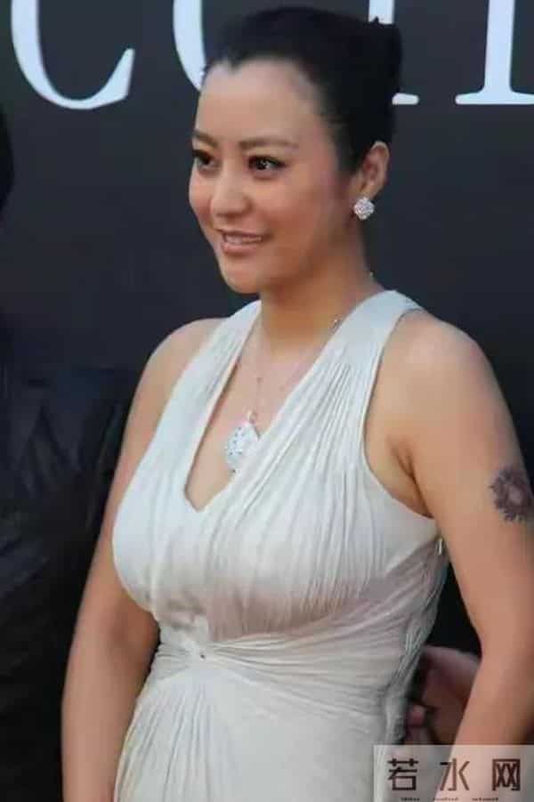 郝蕾太丰满了穿绒衣扣子都撑开了如果扣子突然破了那就十分尴尬了