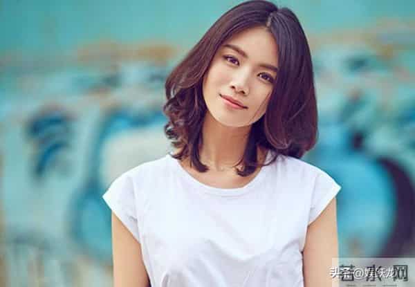 陈思诚爱她，王凯陪伴着她，41岁的她活成了人人羡慕的大女主！