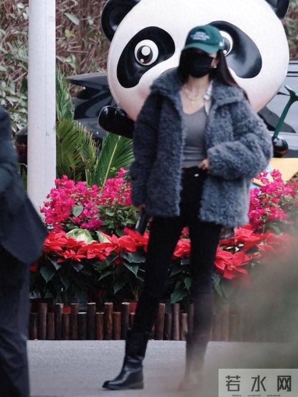 39岁杨幂在路边被偶遇 他打扮好休闲 身材高挑腿长 真的好美啊！