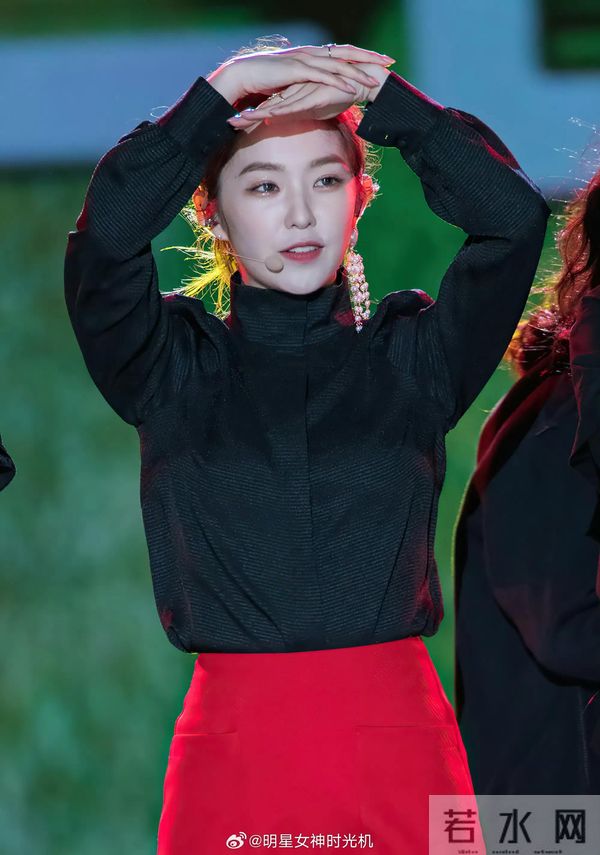 裴珠泫大胆的厚黑裤袜很性感，这个黑色上衣配红色短裙无敌