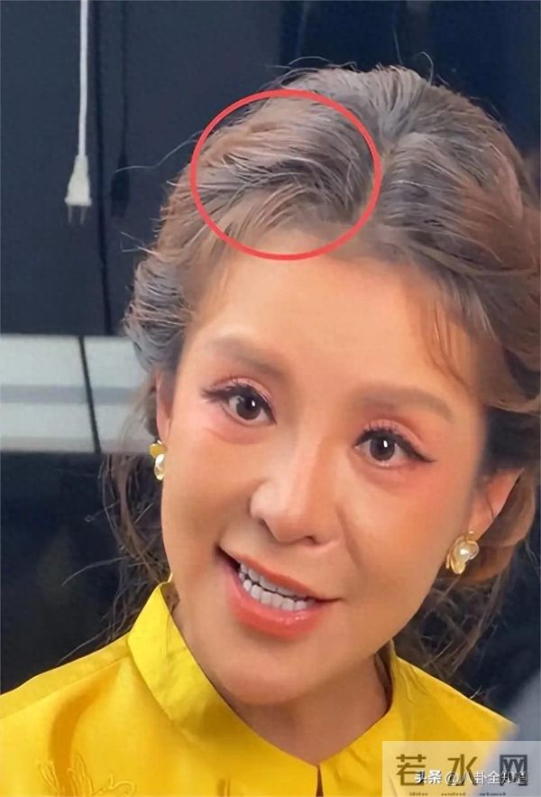 52岁朱迅现身上海，生图皱纹多到浓妆遮不住，头顶长了白发显沧桑